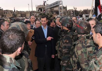 Foto difundida por la agencia estatal Sana muestra al presidente sirio Bachar el Asad durante su visita hoy al castigado barrio Bab Amro en Homs.