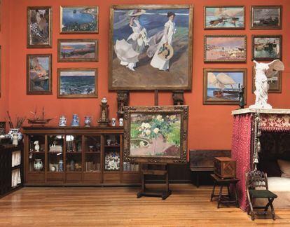 La obra de Sorolla 'Paseando a la orilla del mar' (1909) en el centro dentro de su estudio en su casa-museo (calle del General Martínez Campos, 37).