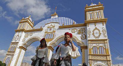 Vecinas de Sevilla, junto a la portada de la Feria.