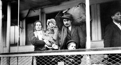 Familia italiana de inmigrantes a bordo del Ellis Island, el ferry que se dirigía aManhattan.