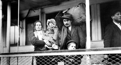 Familia italiana de inmigrantes a bordo del Ellis Island, el ferry que se dirigía aManhattan.