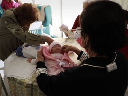 Sesi&oacute;n de terapia en un centro para enfermos de Alzh&eacute;imer.