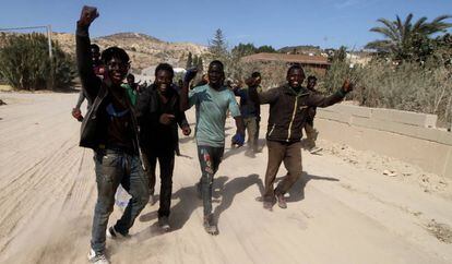 Un grupo de inmigrantes, tras saltar la valla de Melilla el pasado septiembre.