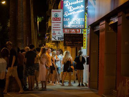 Decenas de viajes de estudios llegaron a las Baleares en el verano de 2021 ante el levantamiento de algunas restricciones de la pandemia. En la imagen, una calle de Mallorca en junio de ese año.