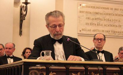 El pintor Hernán Cortés durante el acto de ingreso en la Real Academia de Bellas Artes de San Fernando, Madrid.