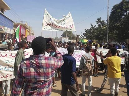 Marcha de protesta en Wad Madani, en Sudan.