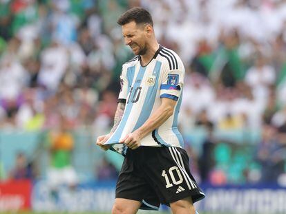 Messi se lamentaba este martes durante el partido entre Argentina y Arabia Saudí, en el estadio Lusail de Qatar.