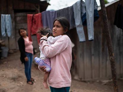 Una niña en Guerrero, México, sostiene a su hija en brazos.