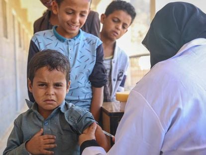Un niño en una campaña de vacunación, en Yemen.
