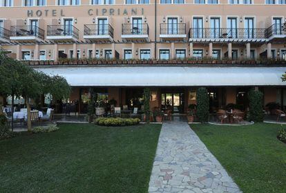 Vista general del jardín del Hotel Cipriani en Venecia. El lujoso establecimiento es uno de los hoteles preferidos de George Clooney. El Cipriani albergará a la mayoría de estrellas de cine que han llegado a la isla italiana para acompañar a la pareja. Además la mayor parte de los festejos tendrán lugar en este hotel de cinco estrellas.