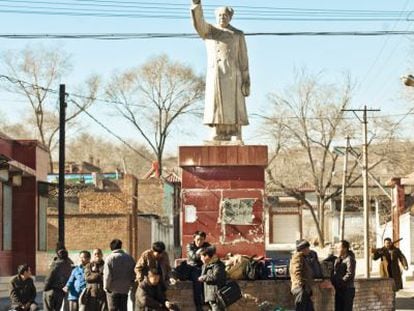 Una estatua de Mao Zedong en un fotograma de &#039;Un toque de violencia&#039;.  