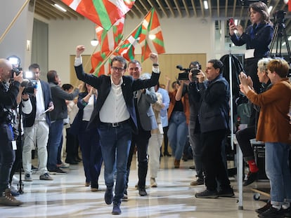 Pello Otxandiano, candidato de Bildu, celebra los resultados electorales en Bilbao, este domingo.