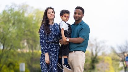 Marta Ruiz y Bruno Teixeira junto a su hijo Lucas.
