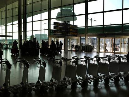 Vestíbulo de la Terminal 1 del aeropuerto de El Prat, donde han permanecido los viajeros palestinos.
