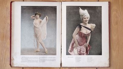 Imágenes del libro 'Mujeres galantes', que forma parte de la biblioteca de literatura erótica del director, con 3.000 volúmenes.