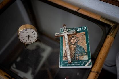 Mesilla de noche del escritor en la habitación donde dormía y donde murió en el año 2010. Sus descendientes, que vieron cómo la pandemia y la falta de entendimiento de las Administraciones impidieron que las celebraciones del centenario (2020) dispusiesen de una sede más de la modesta Fundación Miguel Delibes, ubicada en una sala de exposiciones vallisoletana, ejemplifican sobre la importancia del nuevo emplazamiento.