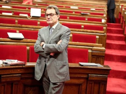 Artur Mas espera el inicio del debate en el Parlamento de Catalu&ntilde;a, el pasado d&iacute;a 16.