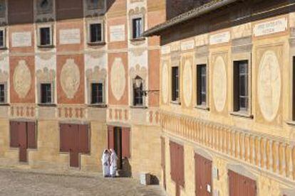Dos monjas ante el Seminario situado en la Piazza della Repubblica de San Miniato.