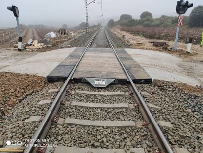 Un paso a nivel ferroviario, renovado por ADIF, en una imagen facilitada por la empresa pública.