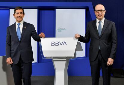 Carlos Torres Vila (izquierda), presidente de BBVA, junto a Onur Genç, consejero delegado de BBVA, durante la Junta General de Accionistas 2021.