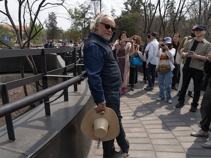 Gabriel Orozco durante un recorrido por la Calzada Flotante de Chapultepec