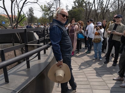 Gabriel Orozco durante un recorrido por la Calzada Flotante de Chapultepec.