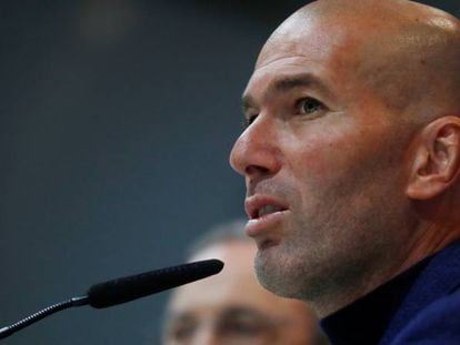Zinedine Zidane y Florentino P&eacute;rez, durante la comparecencia. 