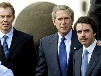 Tony Blair, George W. Bush y José María Aznar, en la cumbre de las Azores, el 16 de marzo de 2003.