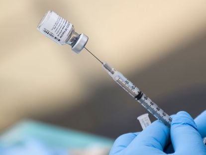 Una inyección de la vacuna de Pfizer contra el coronavirus en un laboratorio de Los Ángeles, California.