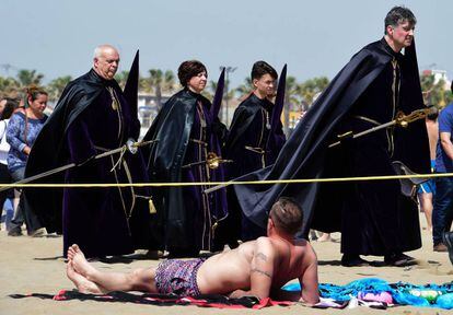 El traslado del Cristo del Salvador, hoy viernes, a la playa de El Cabanyal, en Valencia, marca el inicio de la Semana Santa Marinera
