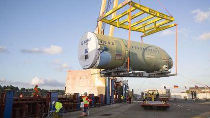 Fuselaje de un avión de Airbus listo para ser embarcado en Hamburgo con rumbo a Mobile (Alabama), la semana pasada.