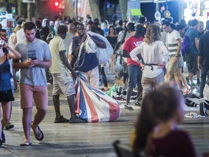 Un grup de venedors ambulants, ahir a la nit a la Rambla de Barcelona.