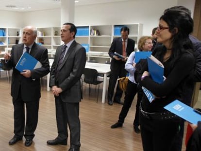 Hortensia Roig, Antonio Noblejas y Manuel Palma, dirigentes de Edem, en la presentaci&oacute;n del centro.