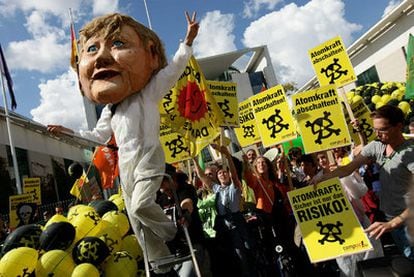 Manifestantes protestan contra la ampliación de la vida de las centrales nucleares frente a la sede de la Cancillería alemana.