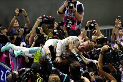 Rosberg celebra el triunfo en Singapur con su equipo.
