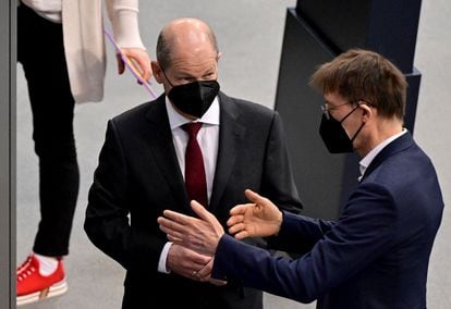 German Chancellor Olaf Scholz speaks with Health Minister Karl Lauterbach this Thursday in the Bundestag.