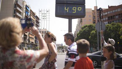 Un termómetro, en agosto de 2016 en la plaza de Armas, en Sevilla.