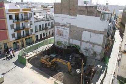 Solar y edificios afectados por el derrumbe registrado ayer en Sevilla.