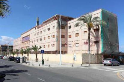 El hotel de los Arenales espera paciente su demolición. |