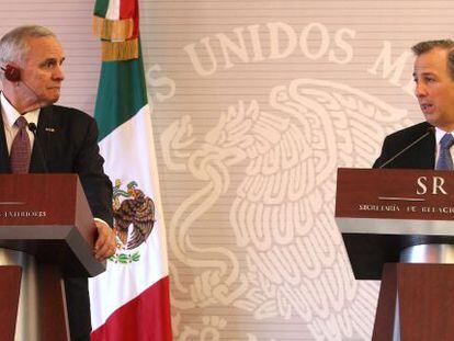 El ministro de Exteriores mexicano junto al gobernador de Minnesota.