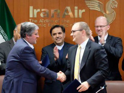 El presidente de Iran Air, Farhard Parwaresh (izda.), y un representante de Boeing.