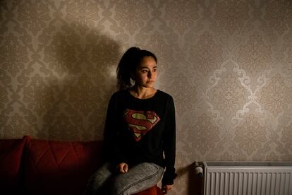 La actriz Hasiba Ebrahimi, que abandonó el país hace un año ante las amenazas de los talibanes, en una imagen tomada en Kabul en marzo de 2020. Refugiada en Australia, comenta a 'El País Semanal' desde su exilio: “A pesar de los problemas emocionales que conlleva para mí esta situación, voy a dar lo mejor de mí para los niños y las mujeres afganas a través de los medios. El futuro de las afganas está en manos de los líderes mundiales”.