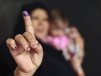 Una mujer con un beb&eacute;, tras votar este jueves en El Cairo. 