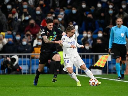 Modric controla el balón ante Bastoni