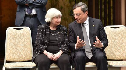 Janet Yellen con Mario Draghi en una reuni&oacute;n del G7