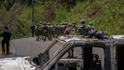 Miembros del Ejército resguardan carreteras tras la violencia desatada en las comunidades de Pantelhó y Chenalhó, en Chiapas.