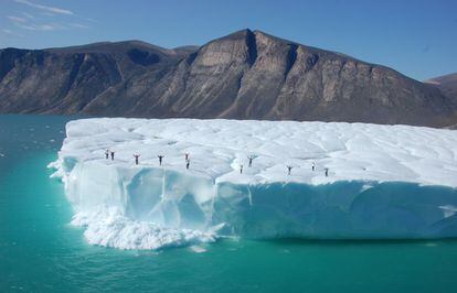 Viajeros sobre un gigante iceberg en Canadá.