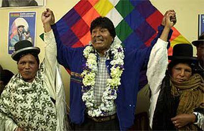 Evo Morales y dos congresistas indígenas, durante una conferencia de prensa en La Paz el pasado 3 de julio.
