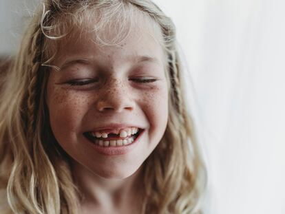 Los dientes de leche suelen caerse, generalmente, a partir de los seis años de edad. GETTY IMAGES.