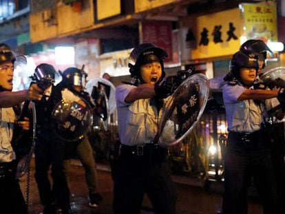 Varios policías apuntan con sus armas a los manifestantes este domingo en Hong Kong. En vídeo, imágenes de los los cañones de agua.